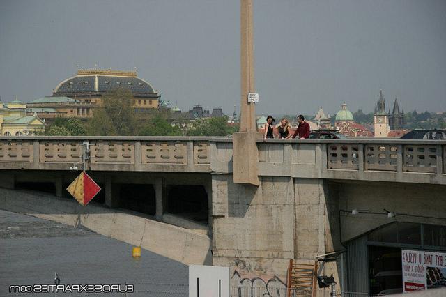 Подцепил на мосту шлюшек 1 фотография